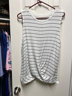 Sleeveless Twist-Hem sleeveless Striped Tank - White/Black